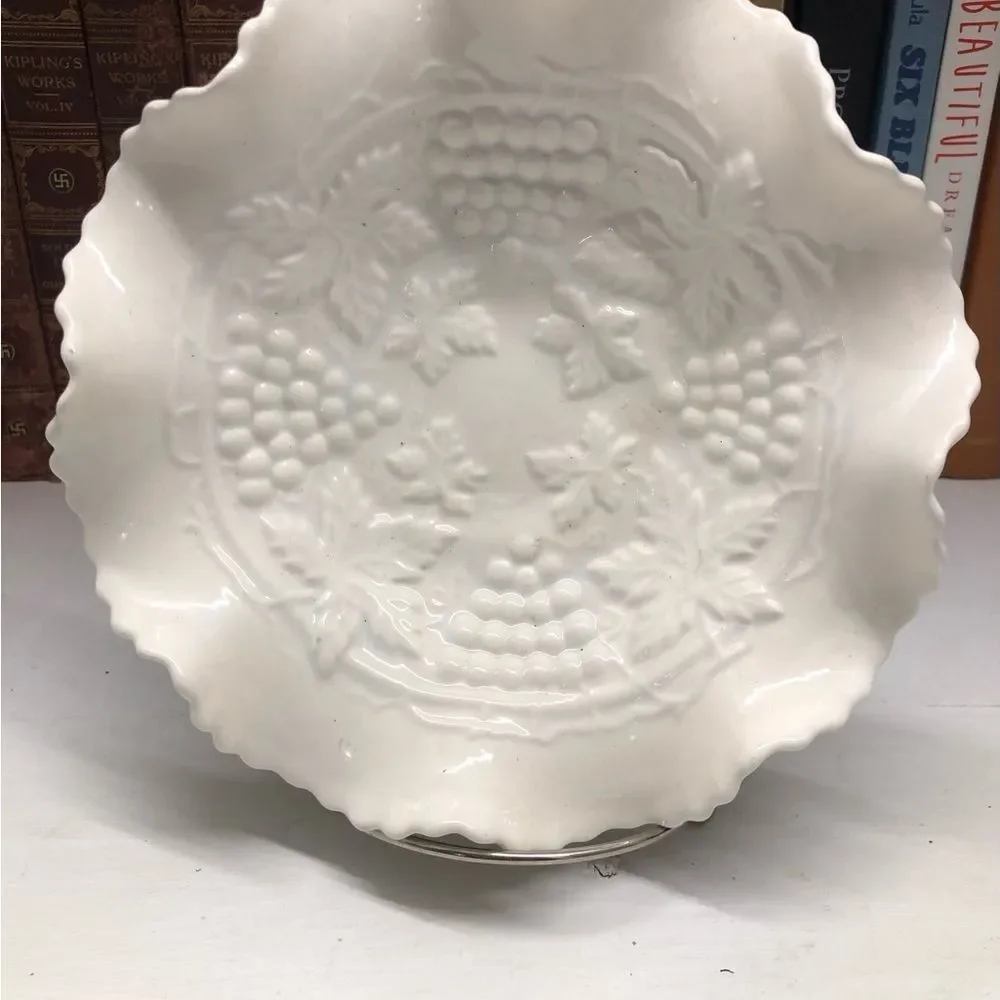 0465 Ceramic Embossed Grapes & Leaves Ruffled Bowl/Trinket Dish